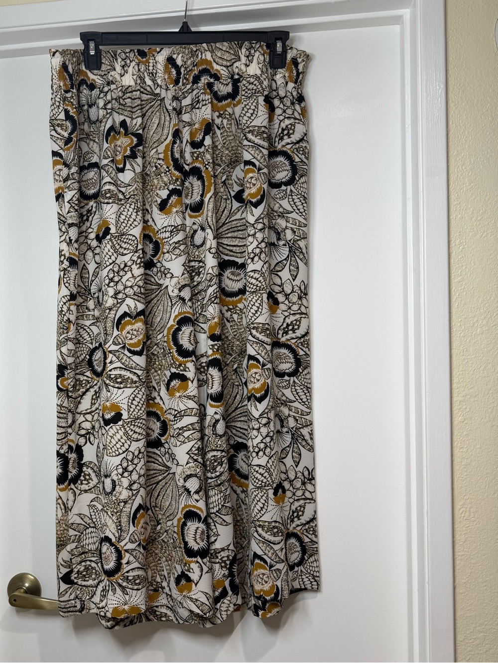 Floral Print pants in White, Black and Mustard
